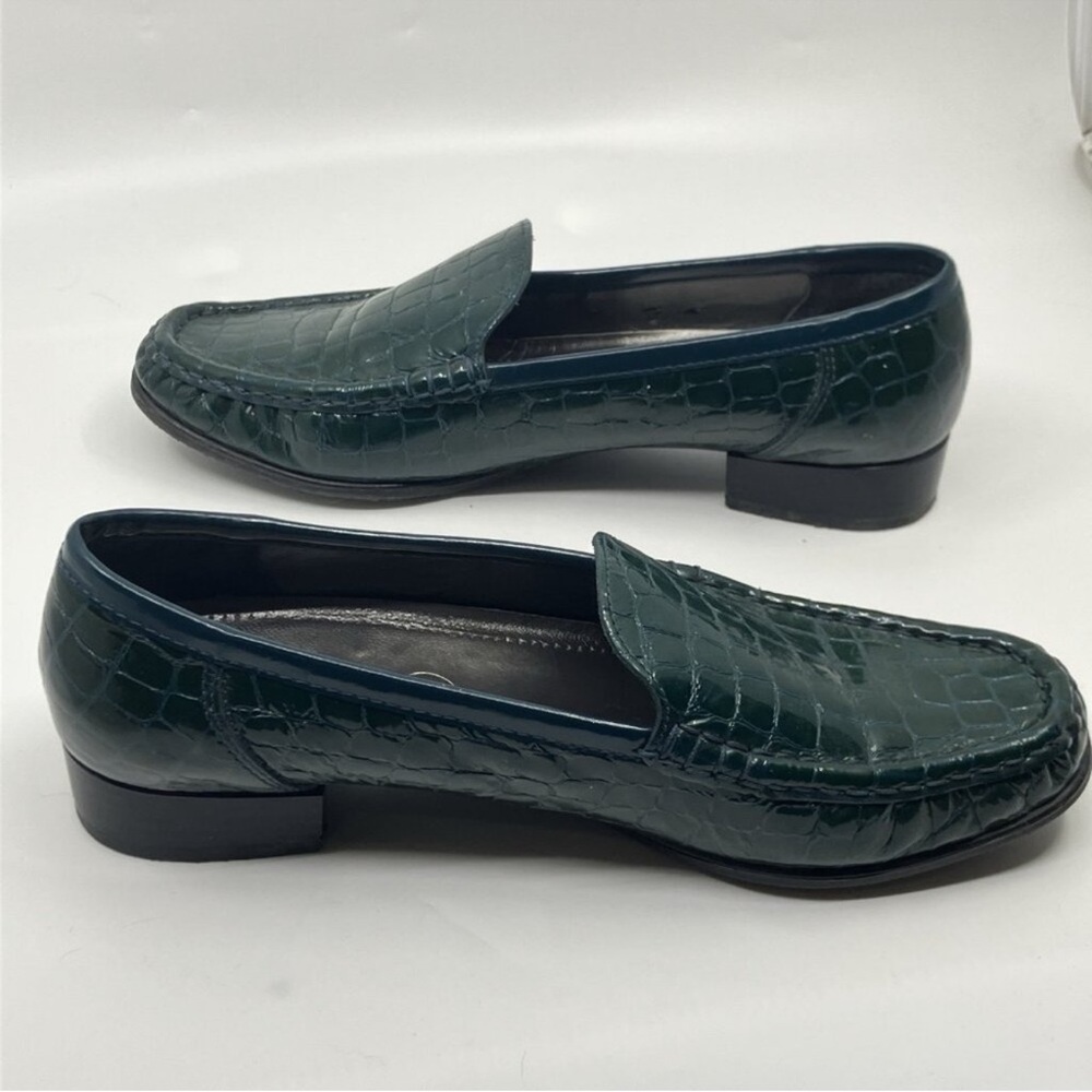 Elegant Green Crocodile Pattern Loafers - Picture 2 of 6